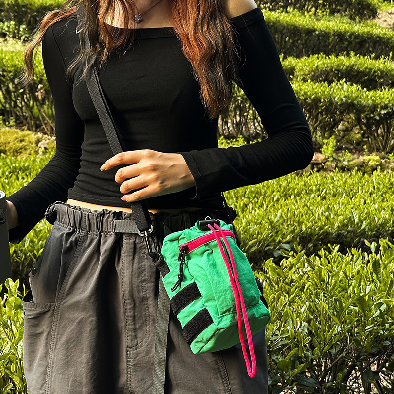 Cool and trendy color-blocking outdoor sports camping mobile phone bag, mountain-style trendy brand small shoulder bag, women's summer light travel single-shoulder bag details Picture