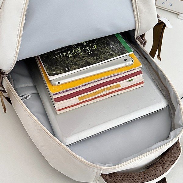 A new Japanese-style backpack with a high level of appearance, fresh and sweet dopamine, and a large-capacity backpack for junior and senior high school students with color blocking and splicing Application Scenario