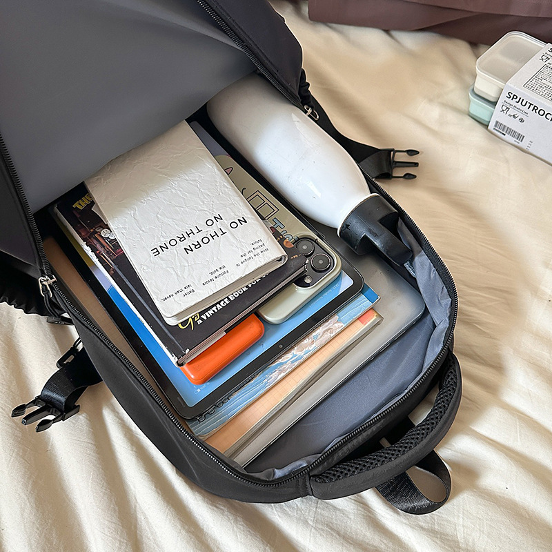 Japanese-style fresh and cute transparent pain-relieving bag, versatile, lightweight and large-capacity class backpack for 2D girls Application Scenario