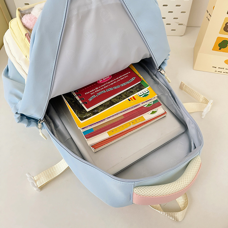 A new high-appearance-level ins fresh and cute backpack for junior and senior high school students in contrasting colors, casual and lightweight, with a large capacity for commuting Application Scenario