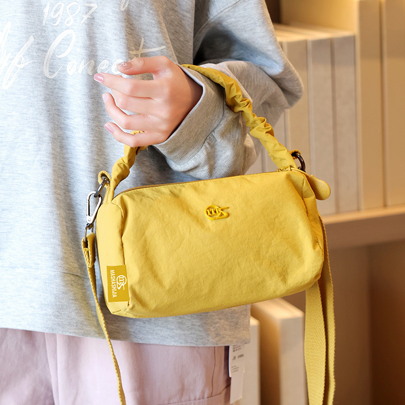 High appearance level, stylish and trendy 2025 new crossbody bag, versatile and casual small bag, canvas single-shoulder commuter bag full figure