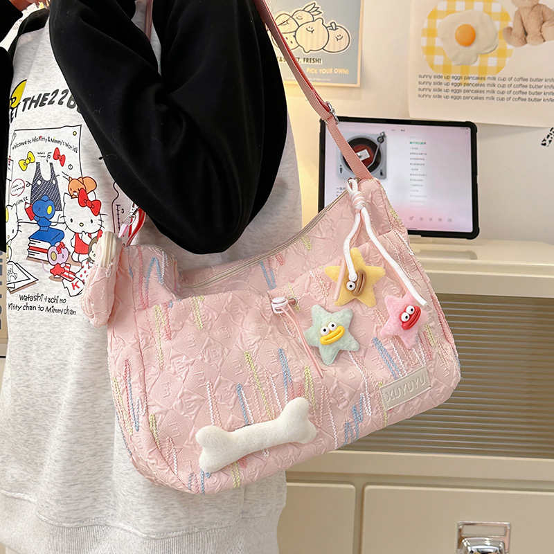 This is a Korean-style Instagram forest-themed, fresh and cute girl's heart single-shoulder bag with a high appearance level and a niche crossbody bag details Picture