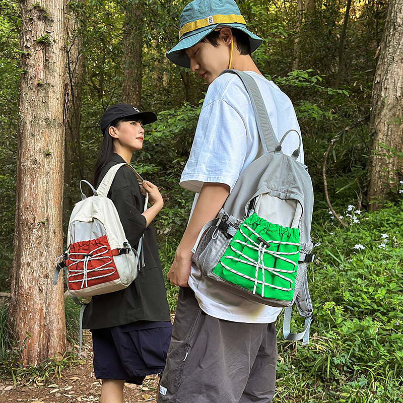 A new high-appearation-level mountain style ins color-blocking drawstring large-capacity backpack for camping, hiking and backpacking couples full figure