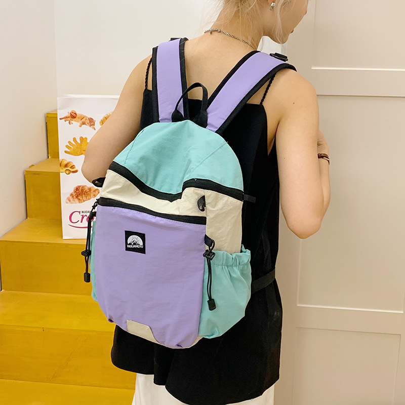 New mountain-themed high-appearation-level color-blocking outdoor hiking and mountain climbing small backpack, women's water-resistant casual travel soft backpack full figure