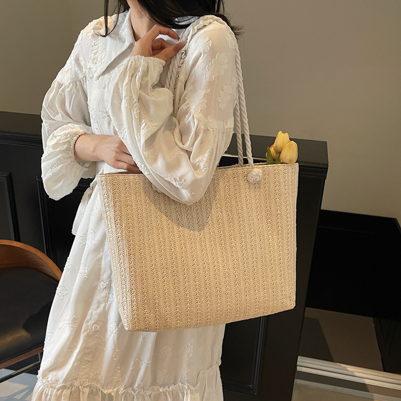 Trendy straw woven bag for women, 2025 new style handbag, casual and vacation beach bag, women's single-shoulder crossbody bag full figure