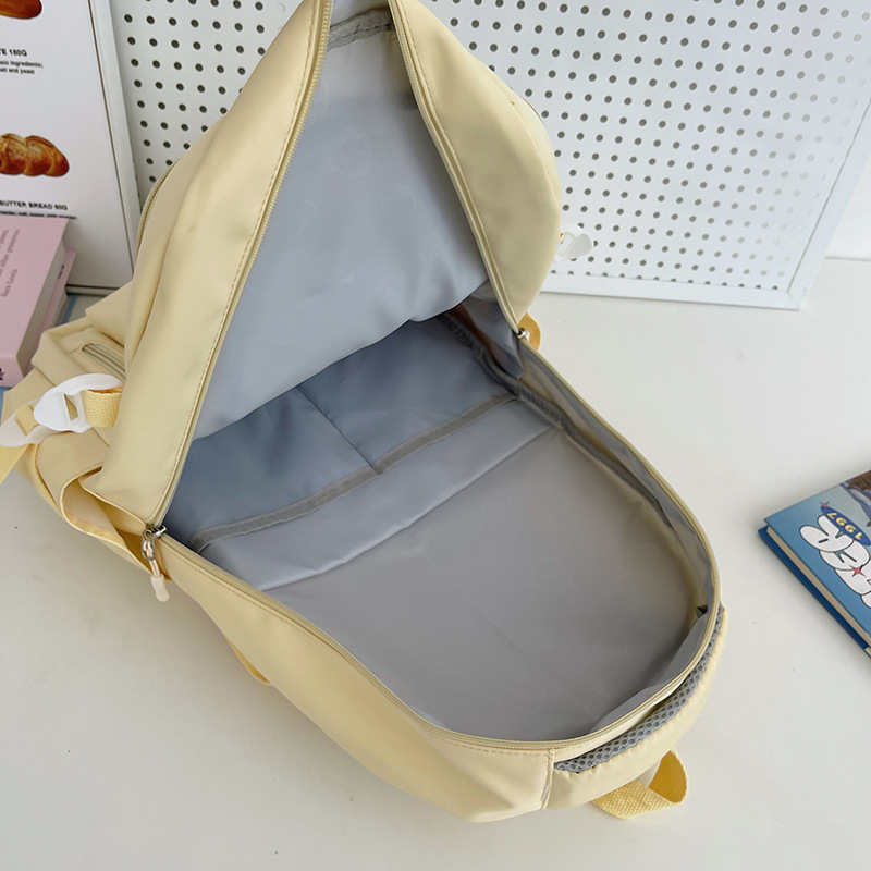 Japanese-style InS-style casual schoolbag, light backpack for girls, simple and versatile backpack for high school and college students Application Scenario