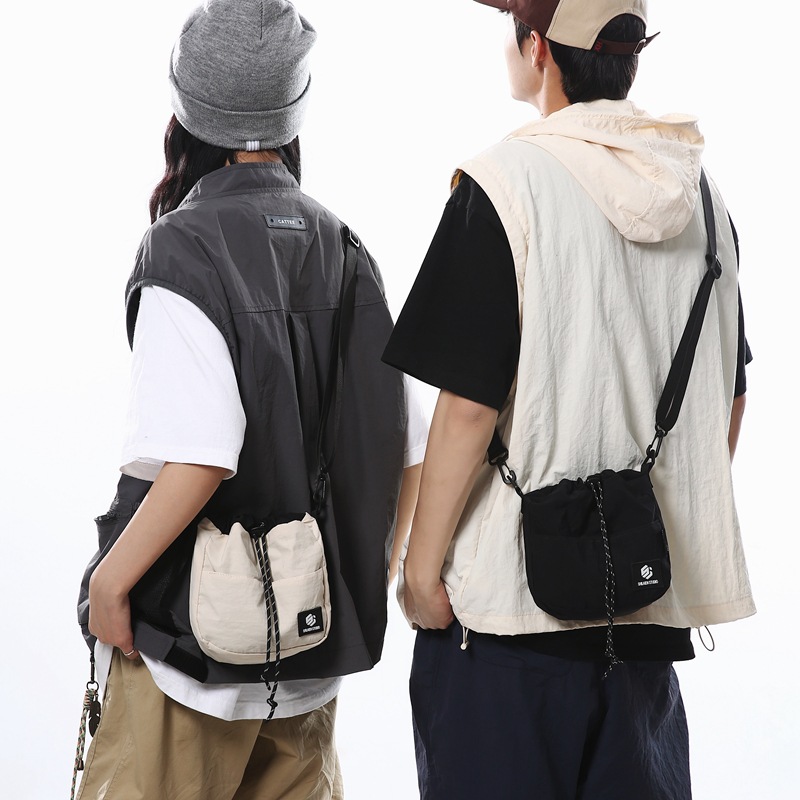 A new Korean-style Instagram streetwear bag with a high level of appearance and a cool drawstring opening. It is a casual, simple and lightweight travel crossbody bag details Picture