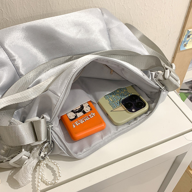 The new high-appeartion-level college style sweet and cute transparent smug pain bag is a versatile commuting crossbody bag for primary and junior high school students Application Scenario