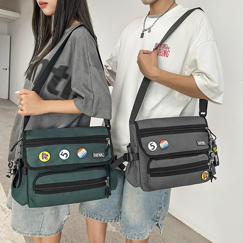 A new high-appeartion-level Japanese workwear trend, cool messenger bag for men and women, a lightweight after-school commuting bag with large capacity crossbody details Picture