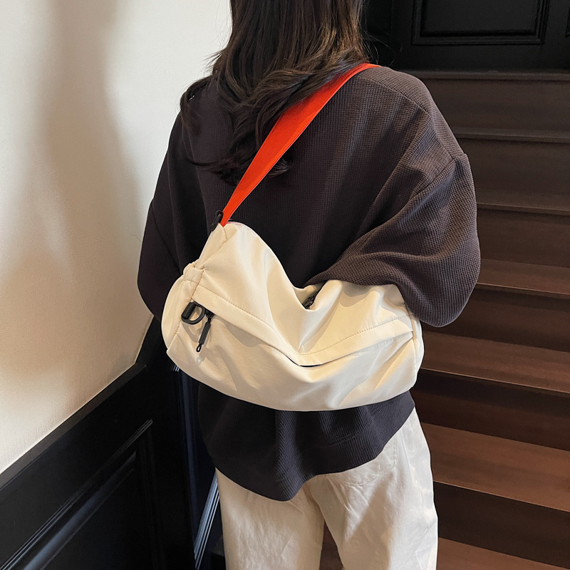 The new Korean version of the ins trendy tote bag with a high aesthetic level is a casual, simple, lightweight and large-capacity crossbody bag for women's commuting full figure