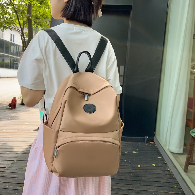 Outdoor leisure large-capacity travel backpack, waterproof, lightweight and versatile, commuting computer backpack, high-end schoolbag full figure