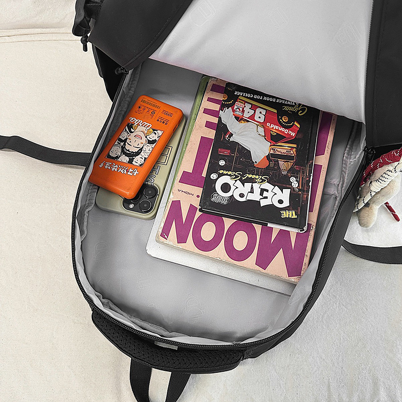 A new high-appearure-level solid-color simple backpack from Korean Instagram, a couple's casual and lightweight travel backpack with large capacity Application Scenario
