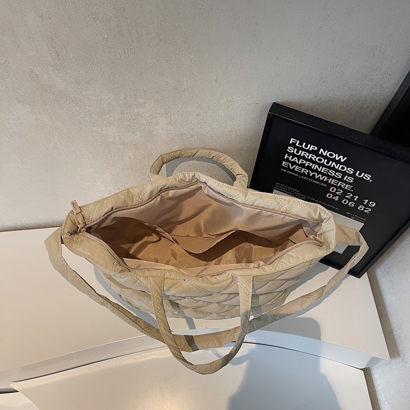 A new large-capacity embroidered thread handbag for women from a Japanese diamond-shaped tote bag, a versatile and fashionable crossbody bag for students Specification drawing