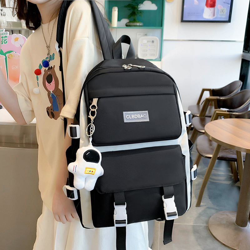 Wholesale of new three-piece schoolbags for middle school students, fashionable single-shoulder hand-carry tutorial bags and casual backpacks Application Scenario
