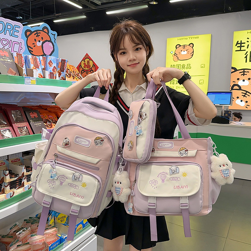 The new high-appearancelevel college style backpack for junior and senior high school students features a simple, lightweight and versatile color contrast three-piece set with a large capacity full figure