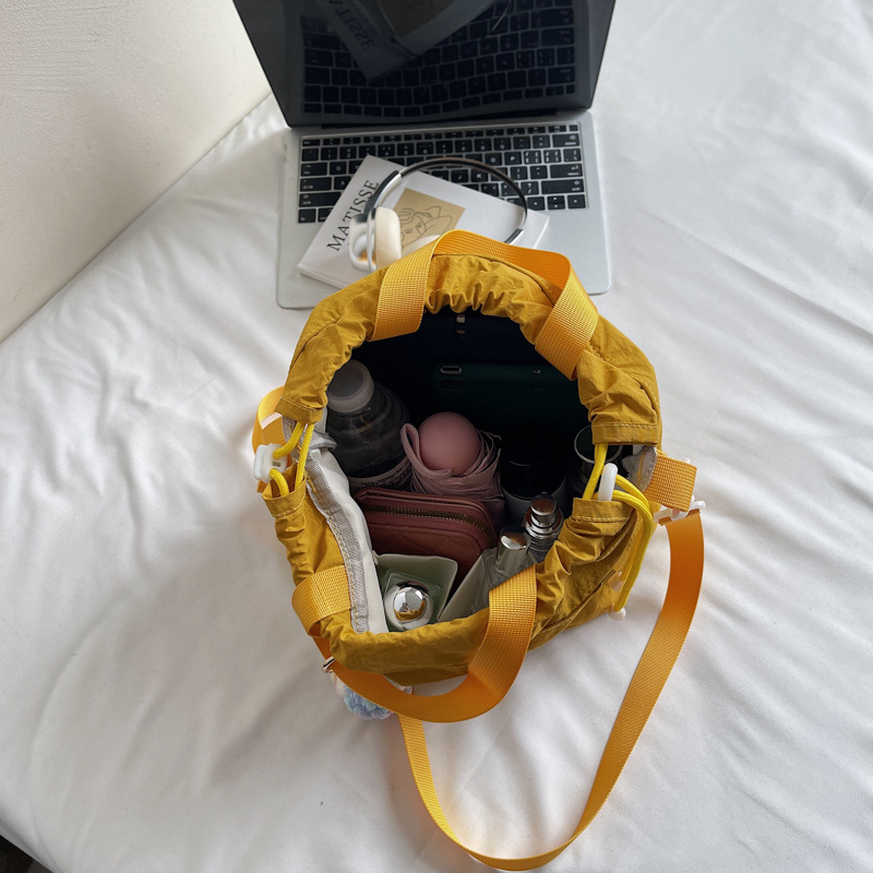 A new large-capacity drawstring bucket bag, a Korean-style solid color casual multi-purpose handbag, a simple and versatile crossbody bag for women Application Scenario