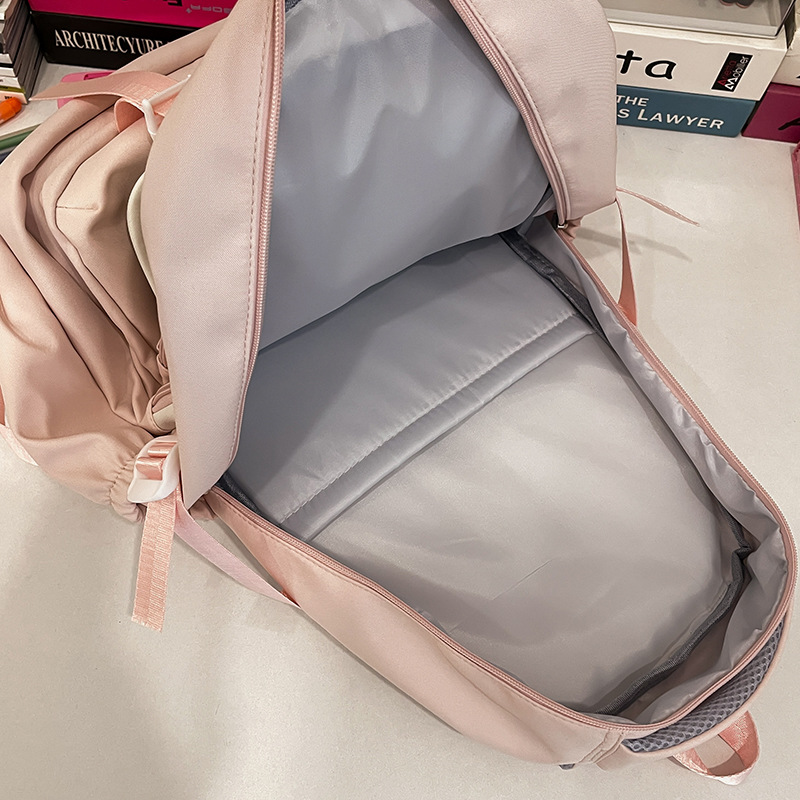 The new college-style transparent and fresh color-blocking schoolbag is a multi-layered lightweight backpack for primary and secondary school students in grades 3 to 5 Application Scenario