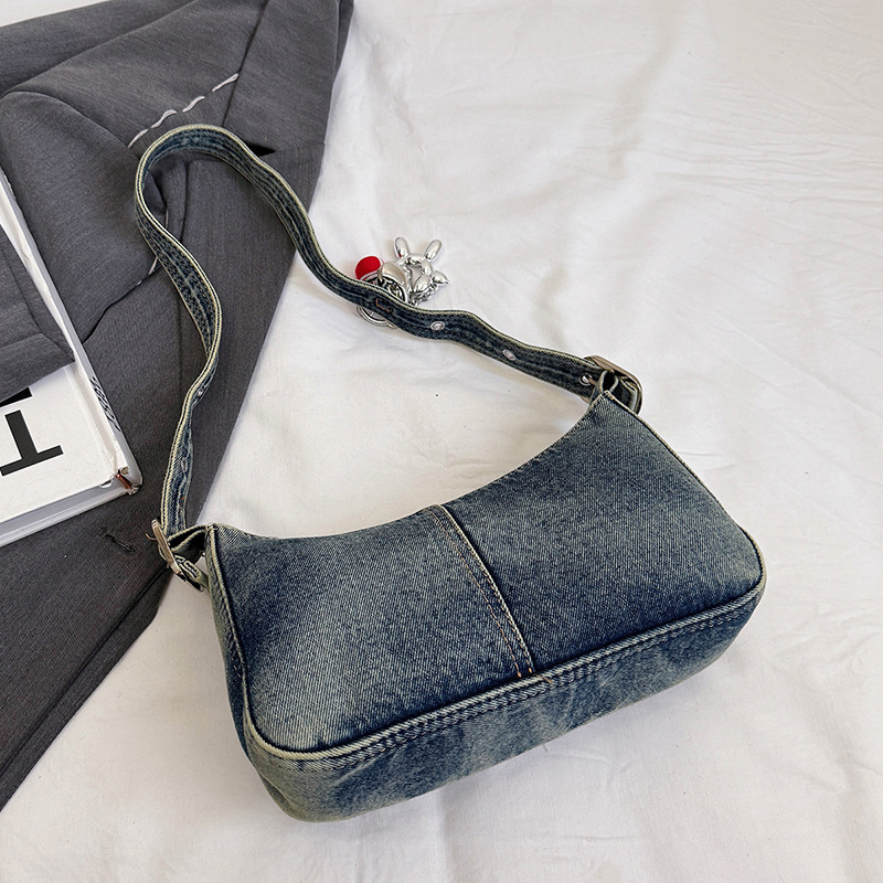 A new high-appeal, retro Hong Kong-style denim underarm bag for women, a casual and lightweight crossbody bag for commuting, traveling and shopping Specification drawing