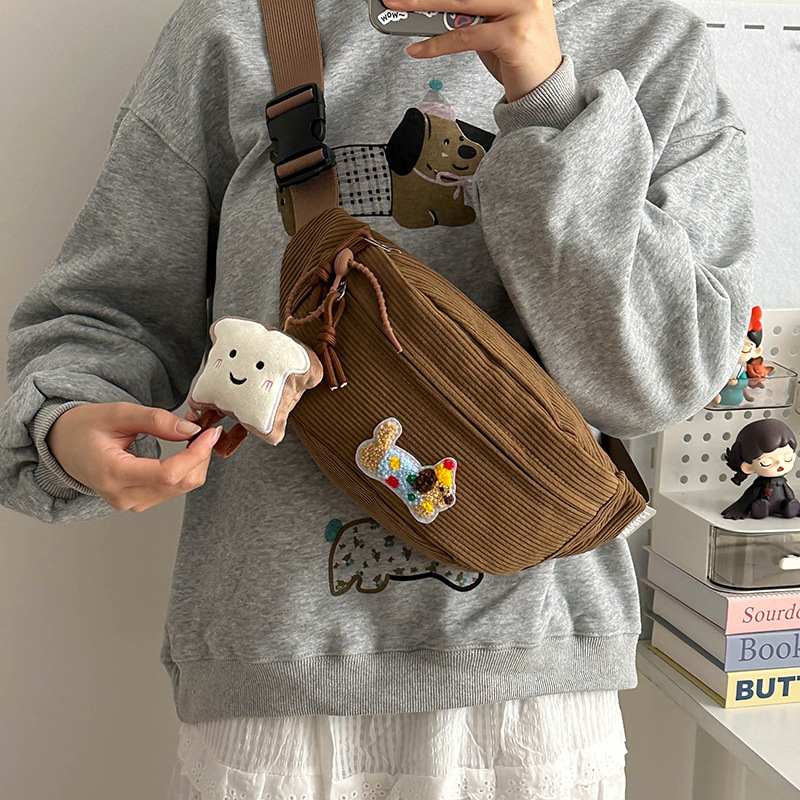 This is a new, fresh and cute student summer sporty, fashionable and simple crossbody bag for girls' outdoor activities in 2025 details Picture