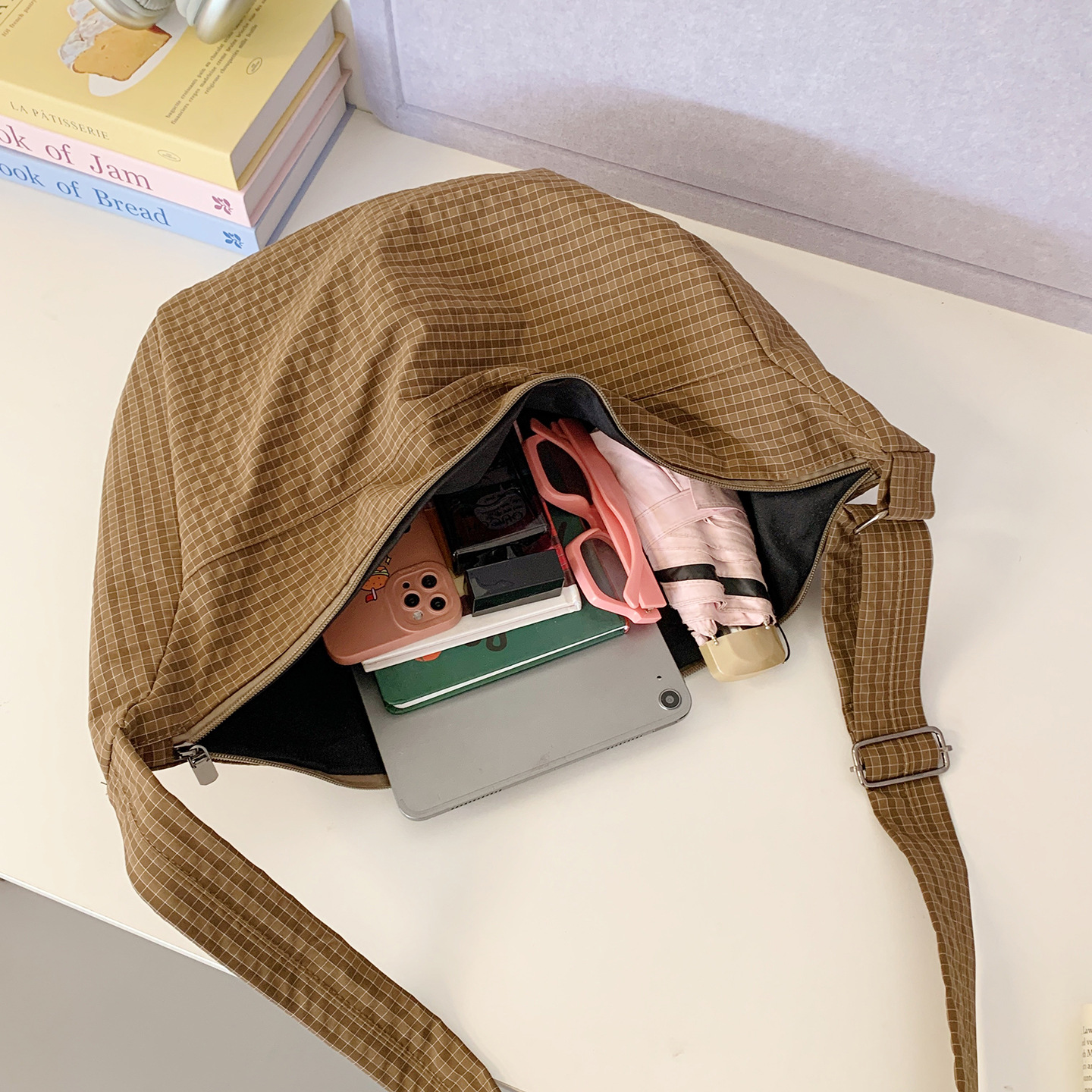 A new high-appeartion-level, laid-back and niche design tote bag for women in solid color, simple and lightweight crossbody bag from Korean Instagram Application Scenario