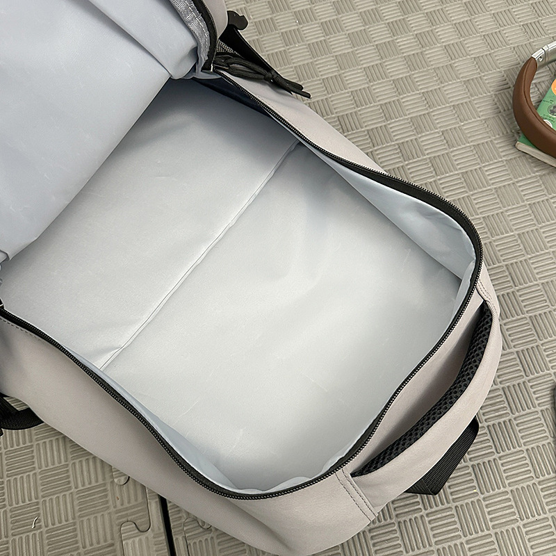 2025 New Korean-style solid-color couple backpack, large-capacity multi-compartment schoolbag, casual, simple and versatile backpack Application Scenario
