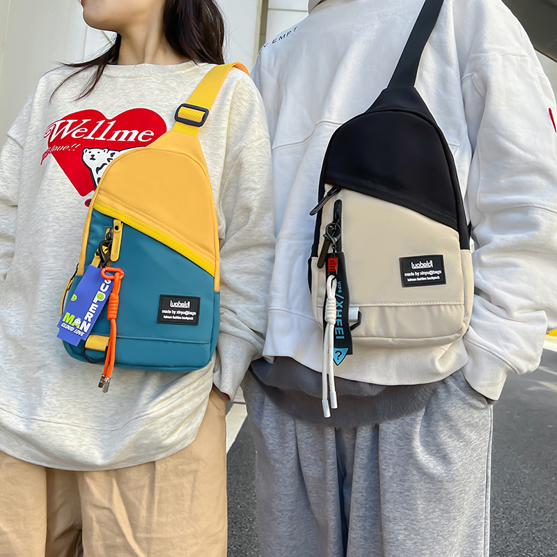 A new high-look, trendy and cool Japanese-style crossbody bag for both men and women, a casual, simple and versatile, lightweight, color-block chest bag full figure