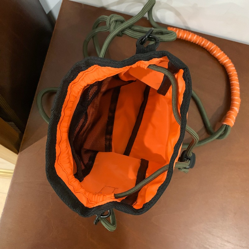 ins Trend brand grid crossbody bag, simple and unisex single-shoulder small bag, outdoor commuting portable phone bag Application Scenario