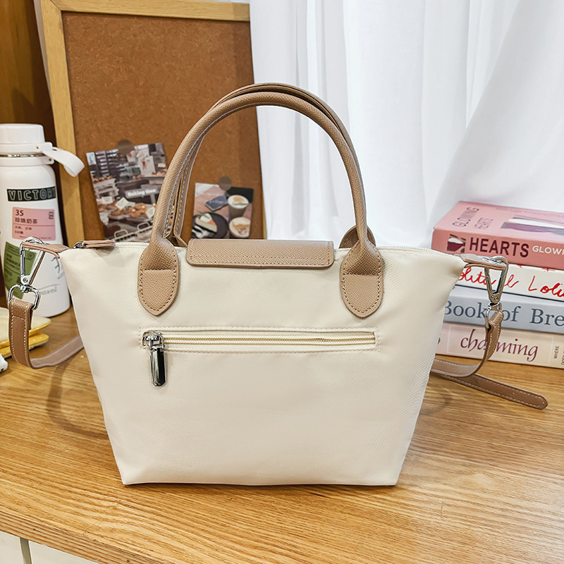 This is a new summer versatile and fashionable crossbody bag with a niche design. It is a waterproof and large-capacity single-shoulder bag for commuting and shopping Application Scenario