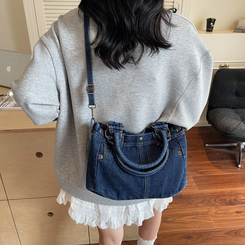 A niche retro washed denim handbag for the summer of 2025, featuring a Korean artistic style and versatile commuting shoulder bag details Picture