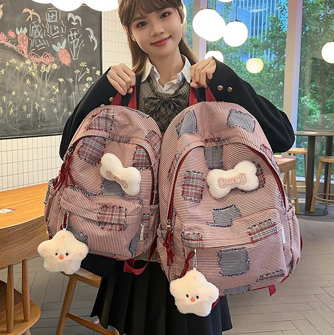 High-appearance-level ins cute checkered backpack for college students, lightweight and casual schoolbag, large-capacity commuter backpack for girls full figure