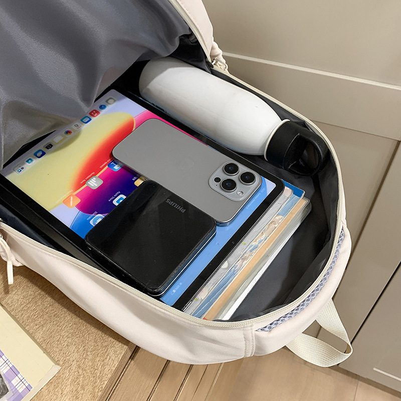 The new Korean version of ins, with a high level of appearance, fresh dopamine, sweet and pain-relieving bag, is a lightweight backpack for middle and high school students Application Scenario