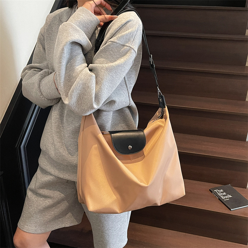 Large-capacity fashionable backpack, simple solid-color single-shoulder bag, lightweight commuting tote bag, versatile class bag for college students full figure