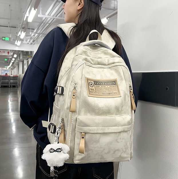 For male middle school students, it's a trendy and stylish Instagram backpack. For junior and senior high school students, it's a Japanese-style backpack with dark patterns. For female students full figure