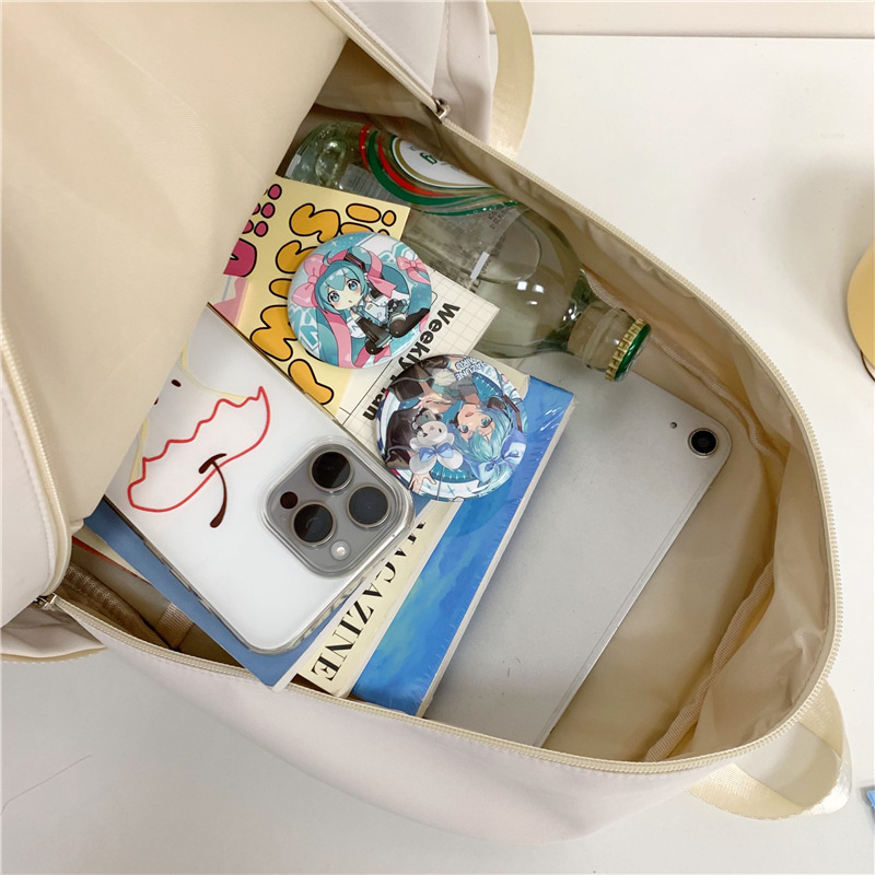 A new Japanese-style high aesthetic level, sweet and cute, cat-ear transparent smug pain bag, a lightweight mini backpack for junior and senior high school students Application Scenario