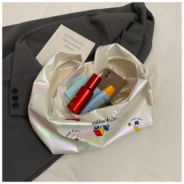 A new Korean-style ins high-look, fresh, sweet and cute kitten bag for women, simple, light and versatile crossbody bag Application Scenario