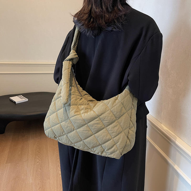 Winter cotton-padded jacket bag, women's large-capacity diamond-shaped tote bag, versatile single-shoulder crossbody bag, canvas commuting bag, school bag full figure