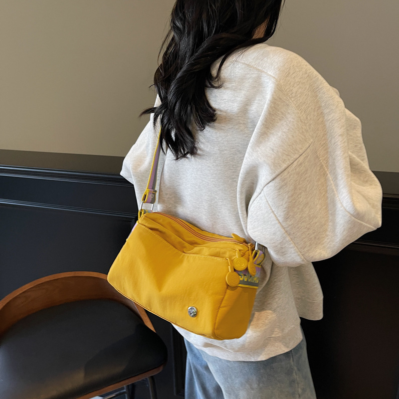 The new minimalist and niche single-shoulder bag for commuting and going out is lightweight and versatile, with a large capacity crossbody bag and a casual and fashionable backpack full figure