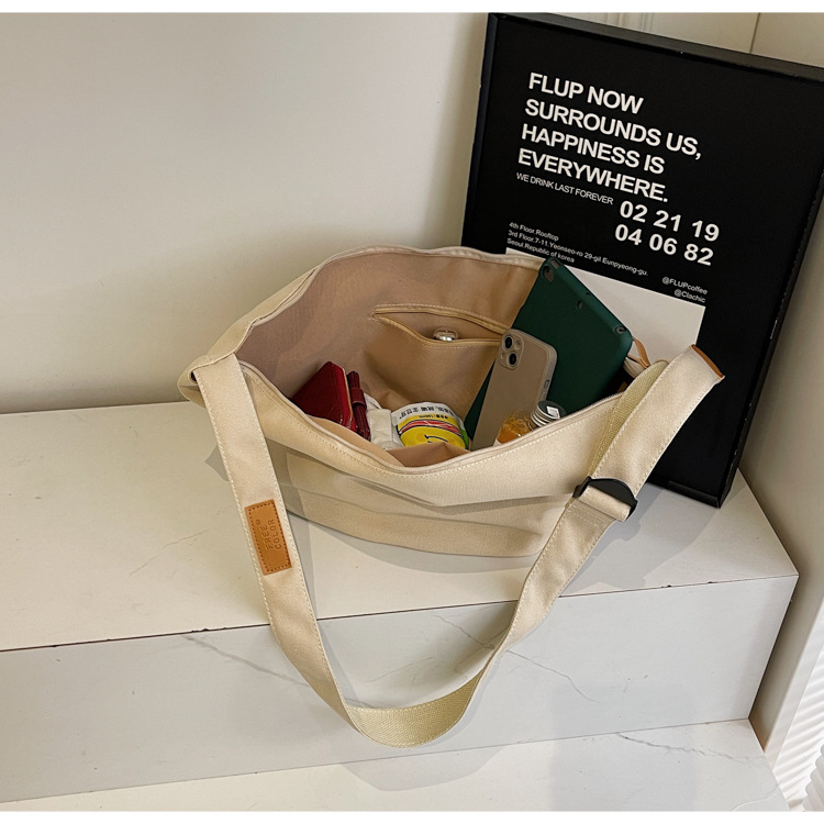 A new high-appeal Korean-style ins solid color simple crossbody bag with a high-end texture, a casual single-shoulder bag for college students and couples Application Scenario