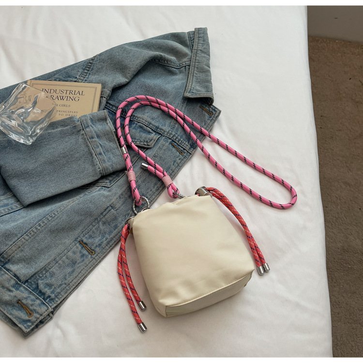 2025 New Korean-style fashionable and versatile embroidered crossbody bag, niche lightweight single-shoulder bag, casual and simple commuting backpack Specification drawing