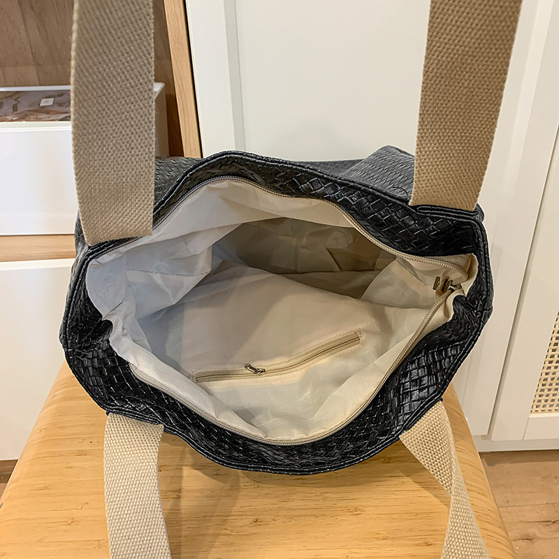 The new woven pattern soft pu single-shoulder bag for women's foreign trade has a large capacity, is casual and versatile, and is a tote bag for college students' classes Application Scenario