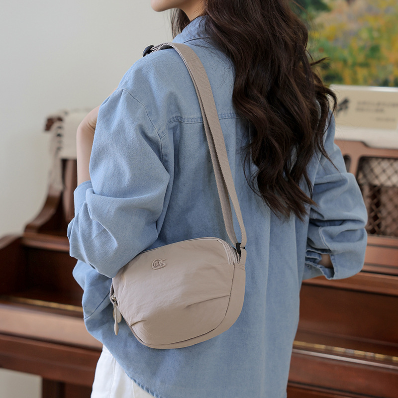 The 2025 new style of fashionable and versatile commuter single-shoulder bag, simple multi-compartment backpack, high appearance level, casual solid color crossbody bag full figure