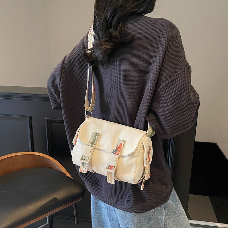 Japanese-style Instagram casual single-shoulder canvas bag for women, 2025 new trendy and versatile crossbody bag, a lightweight travel small bag full figure