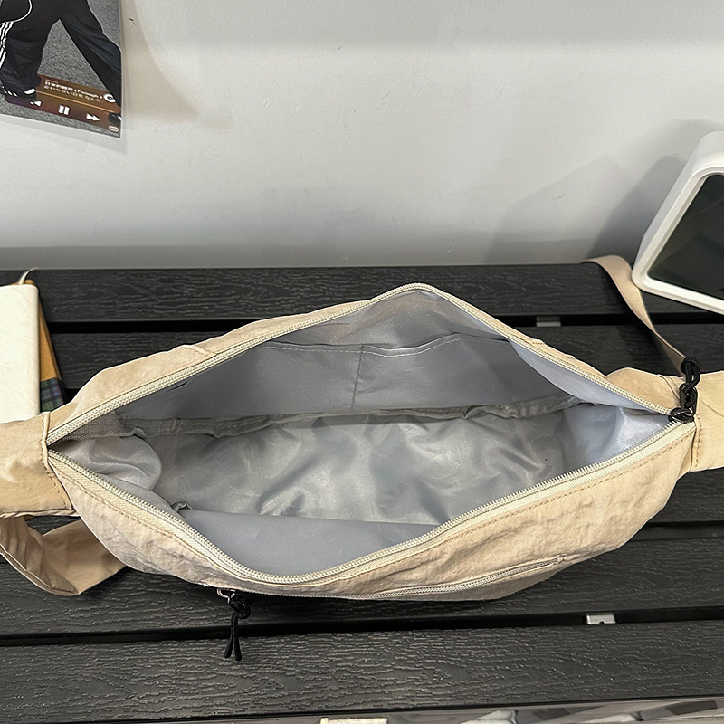 The new 2025 stylish and laid-back large-capacity single-shoulder bag is simple, artistic, versatile, trendy, casual and lightweight Application Scenario