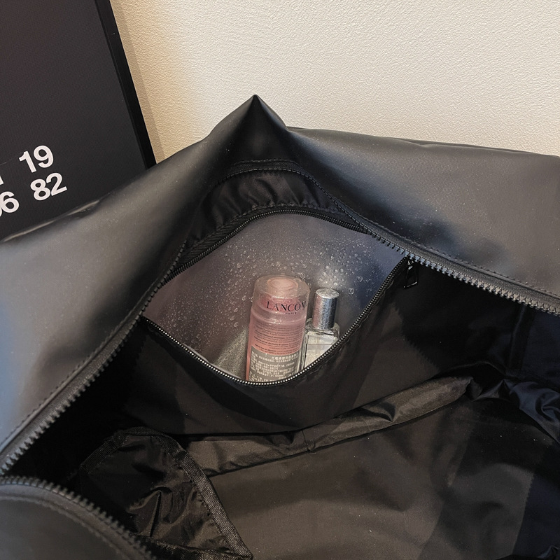 Diamond-shaped travel bag, men's large-capacity lightweight hand-held luggage bag, cool storage bag, dry and wet separation sports and fitness bag Application Scenario