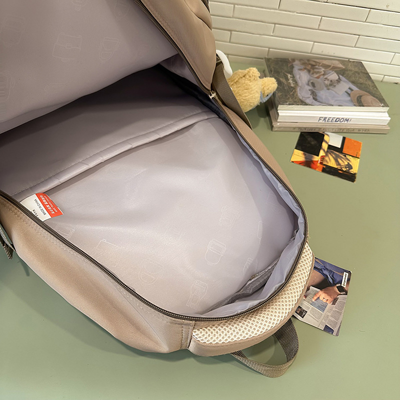 A cute Korean version of a schoolbag in an Instagram style for primary school students from grades three to six, and a color-matched backpack for middle school students Application Scenario