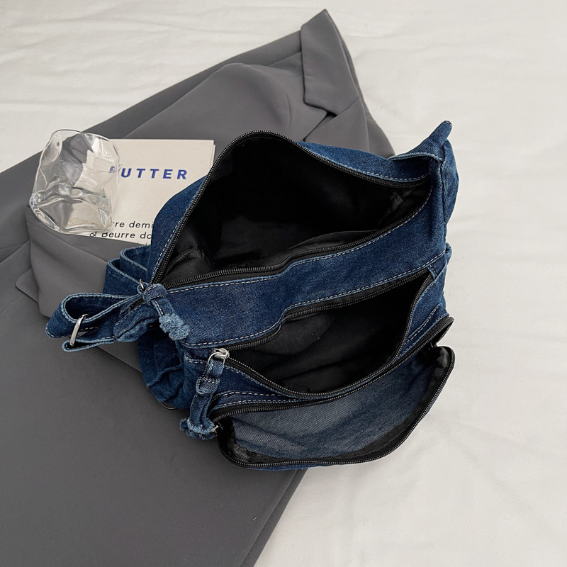 Denim bag for women, large-capacity 2024 new autumn and winter casual crossbody bag, college student commuting tote bag Application Scenario