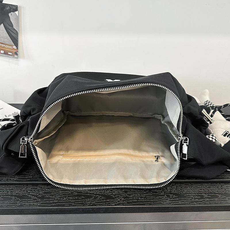New Japanese-style versatile solid color single-shoulder bag, large-capacity dumpling bag, commuting crossbody bag for work, Korean version student backpack Application Scenario