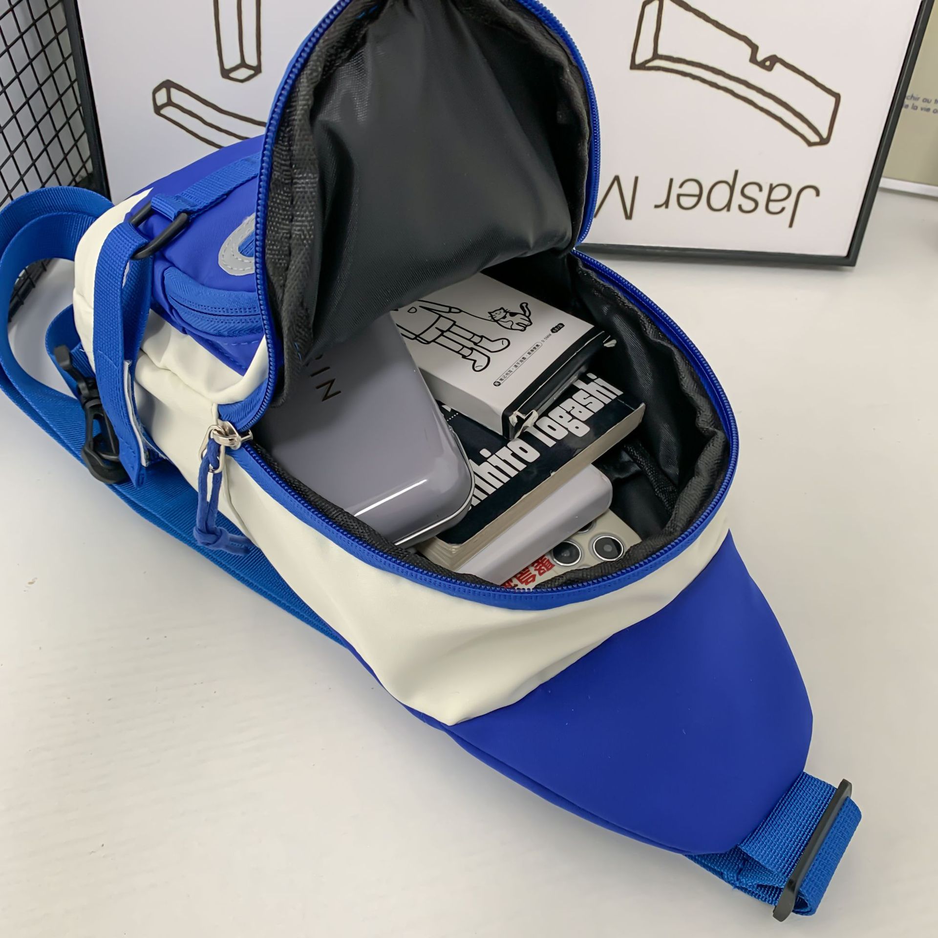 A new stylish and trendy small backpack for men, a simple and lightweight chest bag, and a versatile crossbody bag for casual travel Application Scenario