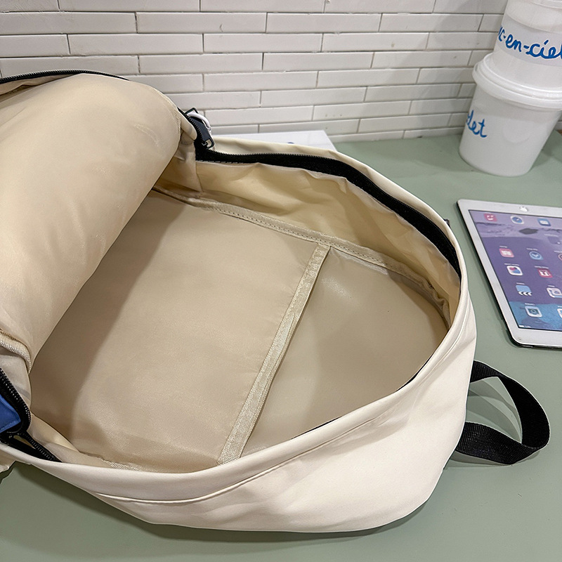 The 2025 new model of junior and senior high school students features a niche design with a high level of appearance. It is simple and versatile, with a contrasting color American retro backpack Application Scenario