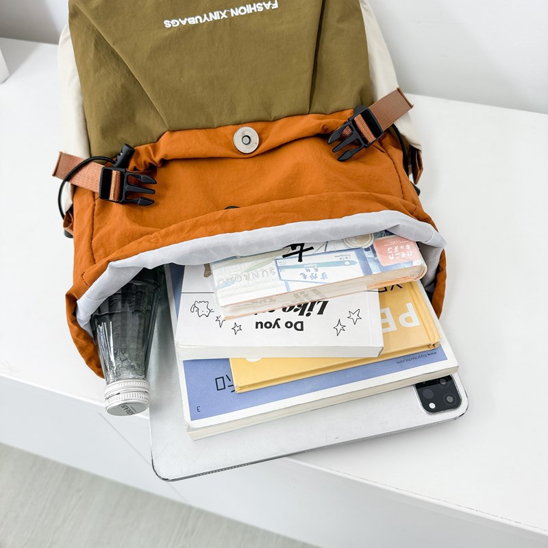 A new high-appearancelevel college style color-blocking backpack for junior and senior high school students, which is casual, simple, lightweight, versatile and has a large capacity Application Scenario